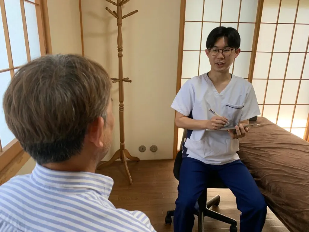 岸谷巻き爪センターで二宮佑太が足の状態について説明している様子