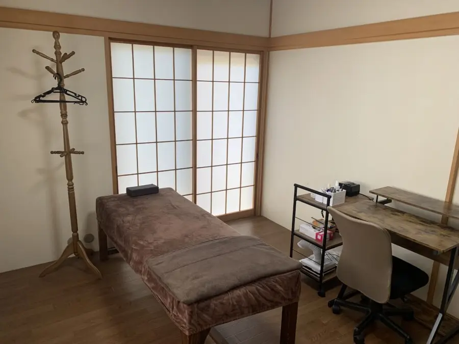 岸谷巻き爪センターの実際の施術室と施術ベッド